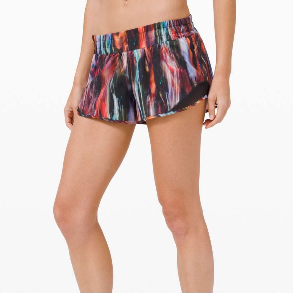 Lululemon Hotty hot short 2.5” size 4 chroma fusion multi/black